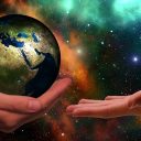 伦理视频快讯主编唐知远在编辑部整理韩国伦理片类型脉络资料的工作照