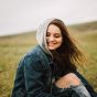 读者头像：一位穿卫衣的女生在咖啡馆用笔记本