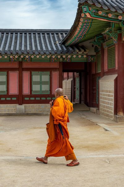 韩国家庭叙事伦理片条目封面，老式公寓楼道与暖色壁灯光线示意